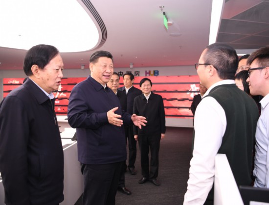 2019年1月25日，中共中央政治局在人民日报社就全媒体时代和媒体融合发展举行第十二次集体学习。这是中共中央总书记习近平在人民日报“中央厨房”同采编人员亲切交谈。新华社记者 燕雁 摄