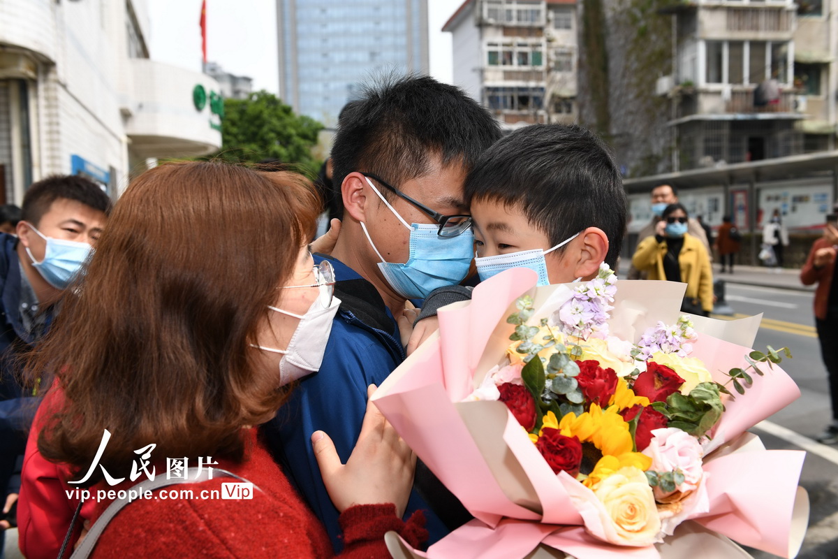 合肥:援鄂医务人员与家人分别79天后团圆