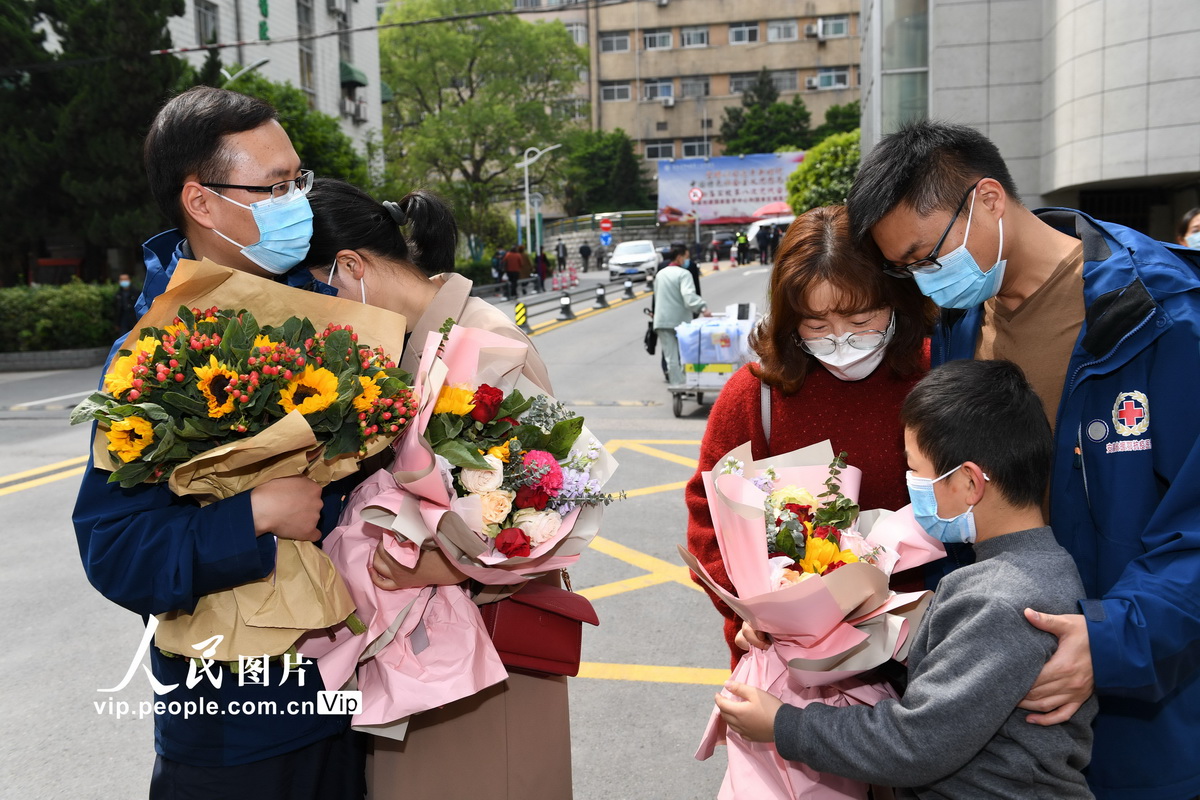 合肥:援鄂医务人员与家人分别79天后团圆【2】