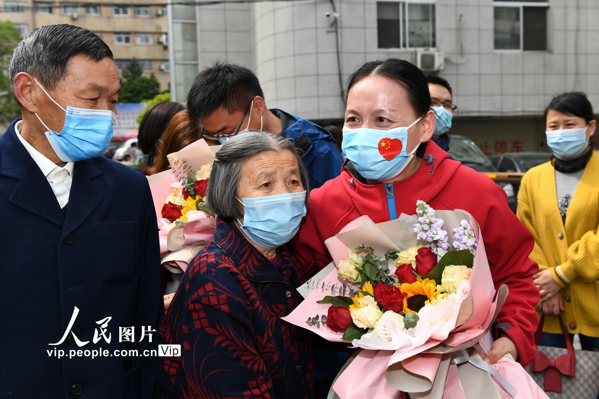 合肥:援鄂医务人员与家人分别79天后团圆【3】