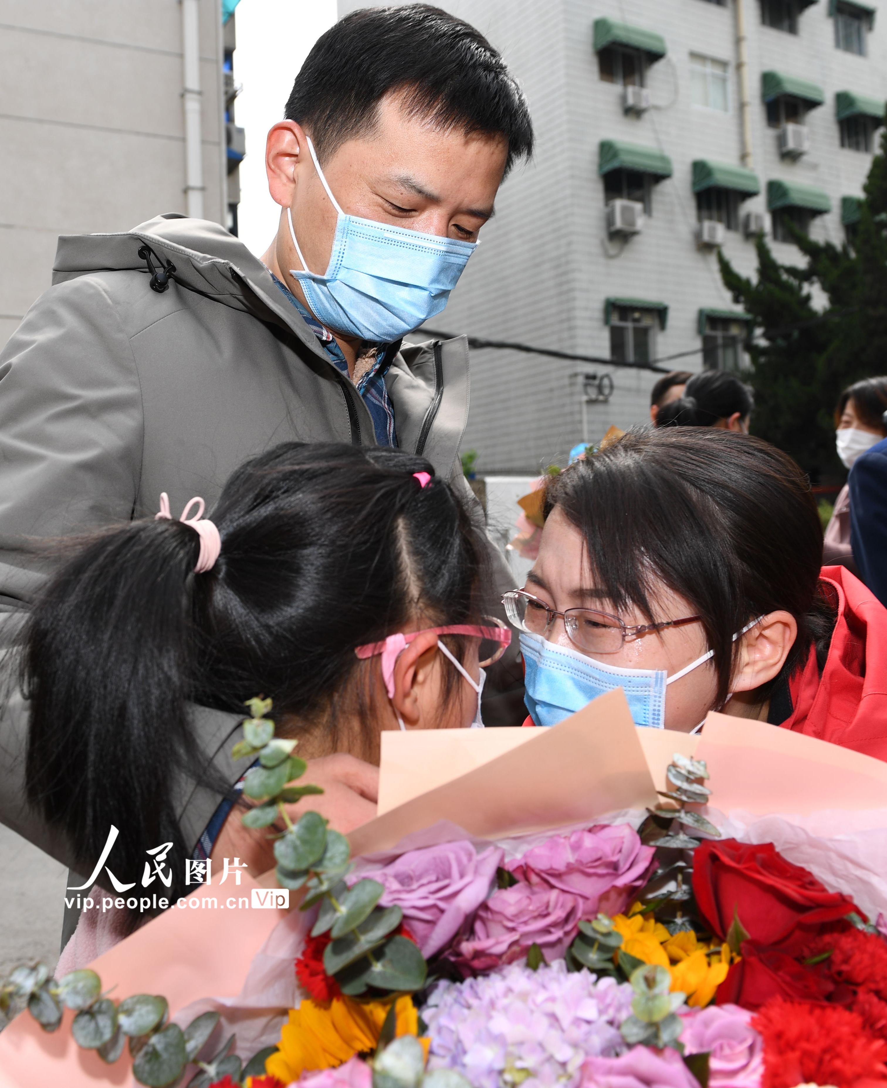 合肥:援鄂医务人员与家人分别79天后团圆【4】