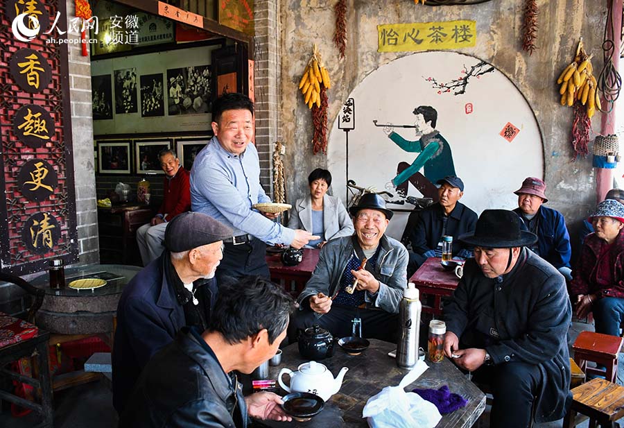 精神扶贫宣讲团成员走进茶馆，进行爱心帮扶宣讲活动。周坤摄。
