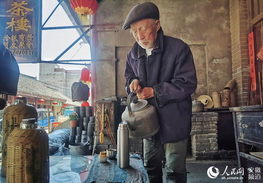 每天都有不少老人和游客来茶馆喝茶享受慢生活。周坤摄