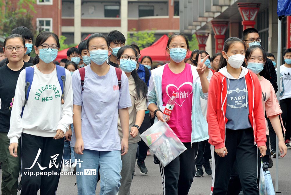 7月14日，合肥市瑶海区第三十八中考点，中考首场科目考试结束后，考生走出考场。