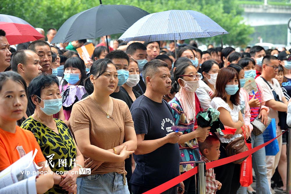 7月14日，合肥市瑶海区第三十八中考点，家长在考点外等待。