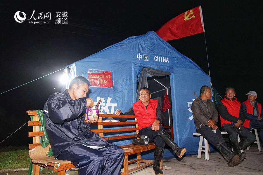 在哨棚短暂休息的巡堤人员。李希蒙摄