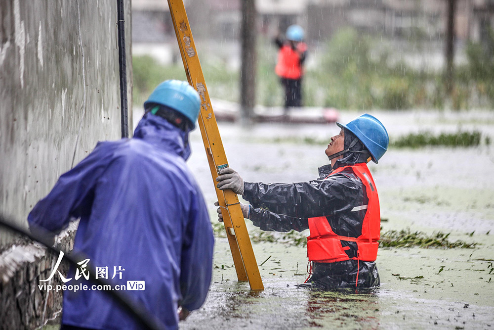 安徽巢湖水位上涨 高林老街水中抢险