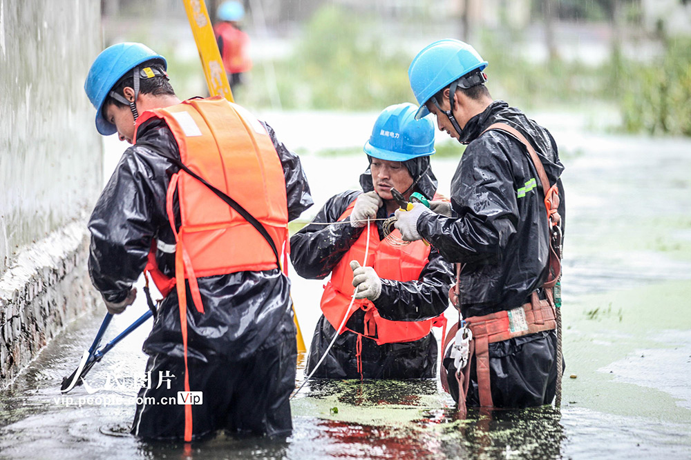 安徽巢湖水位上涨 高林老街水中抢险【2】