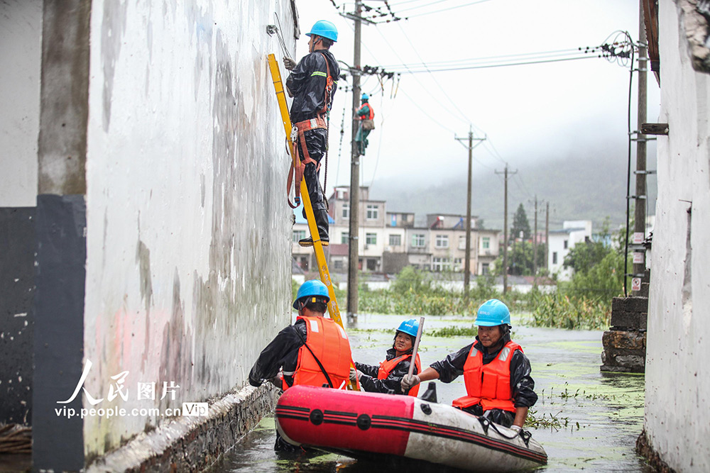 安徽巢湖水位上涨 高林老街水中抢险【3】